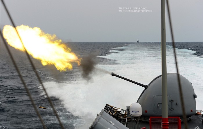 Pháo hạm trên tàu chiến của Hải quân Hàn Quốc đang nhả đạn trong một tập trận ở Hoàng Hải
